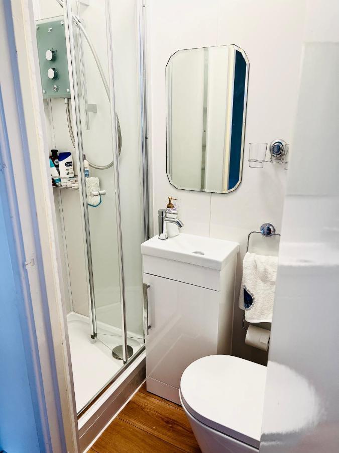 Modern Cosy Room With Private Bathroom 해로우 외부 사진